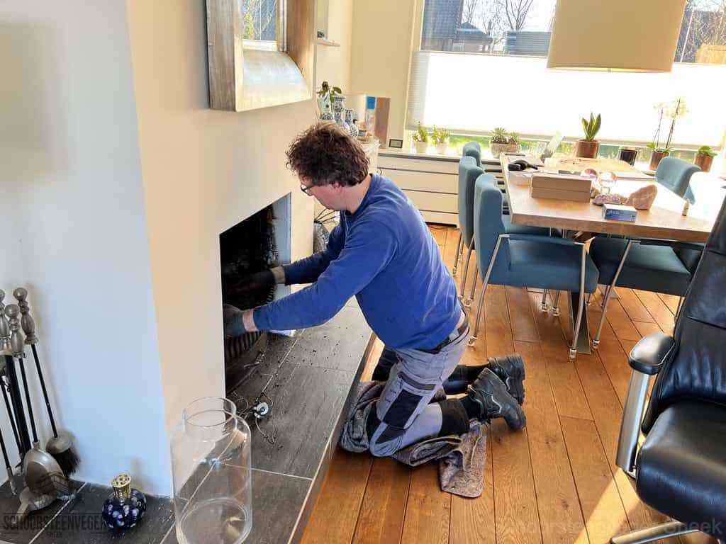 Schouwveger Sneek kleed schoorsteenreiniger Schouwveger Sneek kleed schoorsteenreiniger